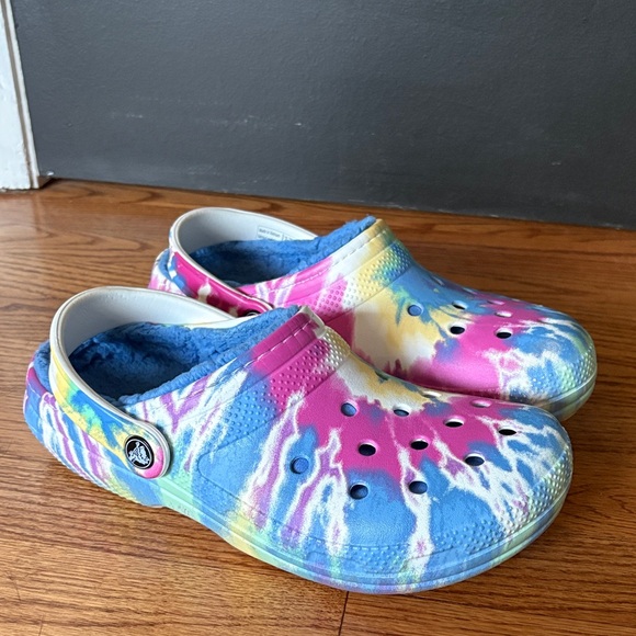 CROCS Shoes - Crocs women’s 8 men’s 6 tie dye fuzzy lined